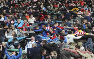 CĐV Sunderland “mượn” Man City chế giễu M.U