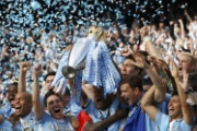 Video: Khoảnh khắc Man City nâng cúp vô địch Premier League