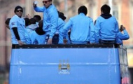 Video: Carlos Tevez xấc xược giơ dòng chữ R.I.P Fergie trong lễ ăn mừng ngôi vương