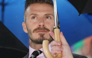 Becks lịch lãm giữa trời mưa ở Hy Lạp
