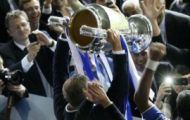 Video: Chủ tịch Chelsea Roman Abramovich nâng cao cúp vô địch Champions League