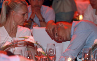 Robben và đồng đội sầu não đi dự tiệc