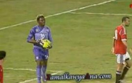 Video: Chiêu ném bóng cực “dị” của thủ môn