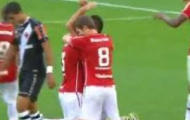 Video: Pha ngã bàn đèn tuyệt đẹp của Alecsandro (Vasco) v Portuguesa