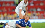 Video Soccer Aid: Pha phạm lỗi thô bạo của cựu danh thủ Sheringham với Giám khảo Masterchef US Gordon Ramsay