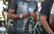 Ashley Cole mặc 'ngầu' đi xe đạp