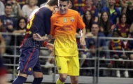 Video: Pique vừa đá bóng vừa nghe điện thoại trong trận futsal từ thiện do Barca tổ chức