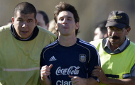 Lionel Messi bị bảo vệ 'lôi cổ' ra khỏi sân