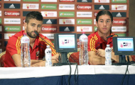 Gerard Pique và Sergi Ramos làm “nóng” phòng thay đồ Tây Ban Nha