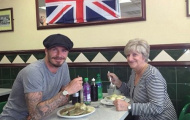 Các cụ già vây quanh chụp hình cùng Becks