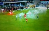 Video: Fan “điên” trổ tài sút phạt gây bạo loạn