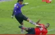 Video: Pha trả đũa rợn tóc gáy ở giải VĐQG Thái Lan