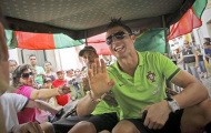 Từ chối ký tặng fan, Ronaldo bị “tẩn” ngay ở quê nhà