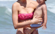 Vợ sao Italy nóng bỏng với bikini không dây