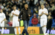 Video: Roberto Carlos đỡ bóng tinh tế bằng gót trong ngày trở về Bernabeu