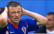 Croatia lo Ivica Olic theo chân... Cahill