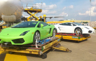 Ba siêu xe Lamborghini LP560-4 đi máy bay đến Việt Nam