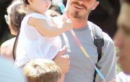 Công chúa nhà Becks siêu đáng yêu với mũ Mickey