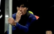 Video: HLV ĐT Đức Joachim Low ngoáy mũi rồi cho vào miệng