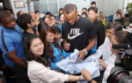 Vincent Kompany ngẩn ngơ trước những “người đẹp” Eximbank
