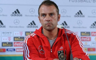 Trợ lý HLV ĐT Đức xin lỗi vì vụ... mũ sắt