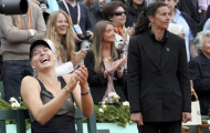Sharapova tẽn tò vì bị... 'phế' ngôi hậu