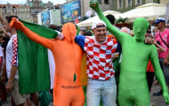 Chùm ảnh: Bầu không khí sôi động của CĐV Croatia và CH Ireland trước trận đấu