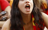 Chùm ảnh: Fan nữ Tây Ban Nha khoe sắc trên khán đài