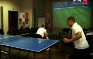 Video: ĐT Anh vừa chơi bóng bàn, FIFA, phi tiêu vừa xem trận Hà Lan vs Đan Mạch