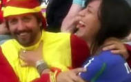 Video: CĐV nam Tây Ban Nha đùa nghịch cùng fan nữ Italy