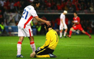 Đội nhà đứng vững, Petr Cech thở phào