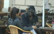 Balotelli tình tứ cùng gái lạ ở Ba Lan