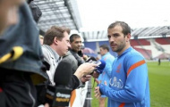 Sau Huntelaar, đến Van der Vaart lên báo tố thầy