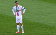 Ronaldo tự ... 'đập đầu' trách cứ bản thân
