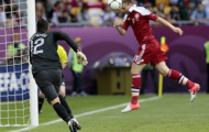 Quảng cáo cho nhà cái, Bendtner đối mặt với án phạt của UEFA