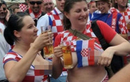 Nữ CĐV Croatia 'phơi hàng” nơi công cộng