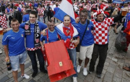 Chùm ảnh: CĐV Ý và Croatia háo hức bên ngoài SVĐ trước khi trận đấu diễn ra