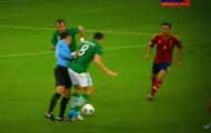 Video: Trọng tài Pedro Proenca tông vào Keith Andrews (trận Tây Ban Nha vs Ireland)