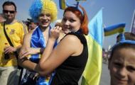 Chùm ảnh: Không khí náo nhiệt bên ngoài SVĐ trước trận cầu Ukraine và Pháp