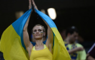 Chùm ảnh: Vẻ đẹp mặn mà và trẻ trung của nữ cổ động viên Ukraine trên khán đài
