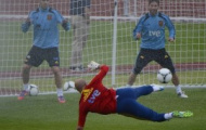 Video: Pha ngã volley ngẫu hứng của Pepe Reina trong buổi tập cùng Tây Ban Nha