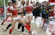 Dàn người đẹp sexy làm nóng trận Đức - Đan Mạch