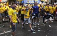Video EURO 2012: Màn đấu khẩu và ném chai lọ giữa CĐV Anh vs Thụy Điển