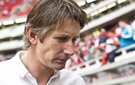 Van der Sar sốc, kêu gọi Van Bommel giải nghệ