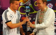 Podolski hoàn tất trận đấu thứ 100 cùng thành công của Đức