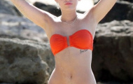 Miley Cyrus khoe dáng sexy với bikini