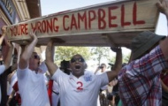 Video EURO 2012: CĐV Anh réo gọi tên Sol Campbell trong quan tài
