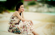 Ngọc Diễm mặc váy hoa dạo biển