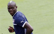 Bị làm phiền, Balotelli suýt “tẩn” phóng viên