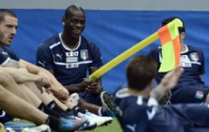 Video EURO 2012: Balotelli nghịch ngợm với cột phạt góc trong buổi tập